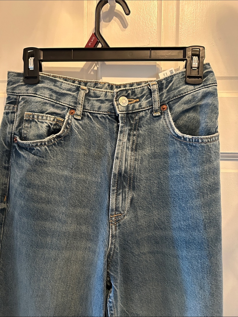 Zara Women's Straight-Leg Jeans in Light Blue Wash - Picture 4 of 8
